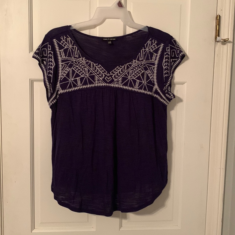 EUC Cable&Gauge Navy top with white embroidered bodice and flutter sleeve Sz XL